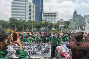 tak-berizin-polisi-ancam-bubarkan-demo-bem-si-di-istana-negara-wqy