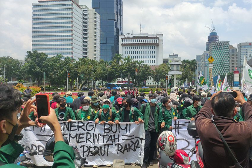 tak-berizin-polisi-ancam-bubarkan-demo-bem-si-di-istana-negara-wqy